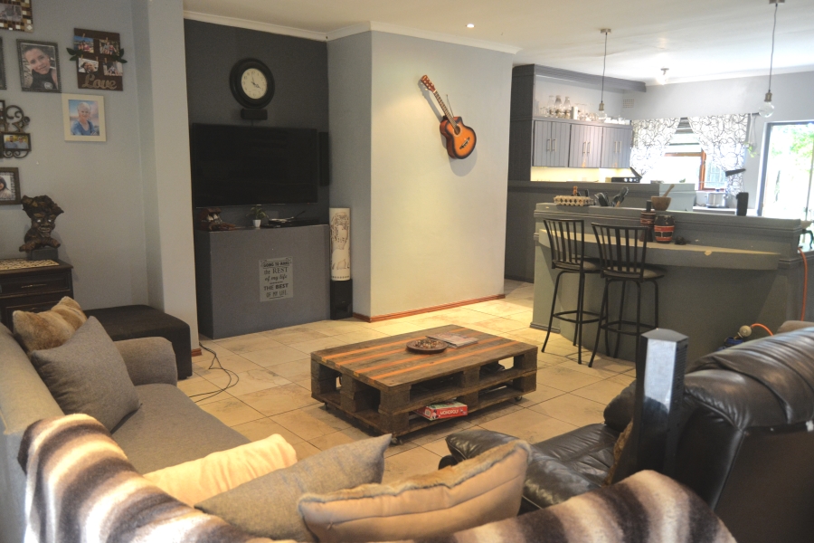 3 Bedroom Property for Sale in Sandbaai Western Cape